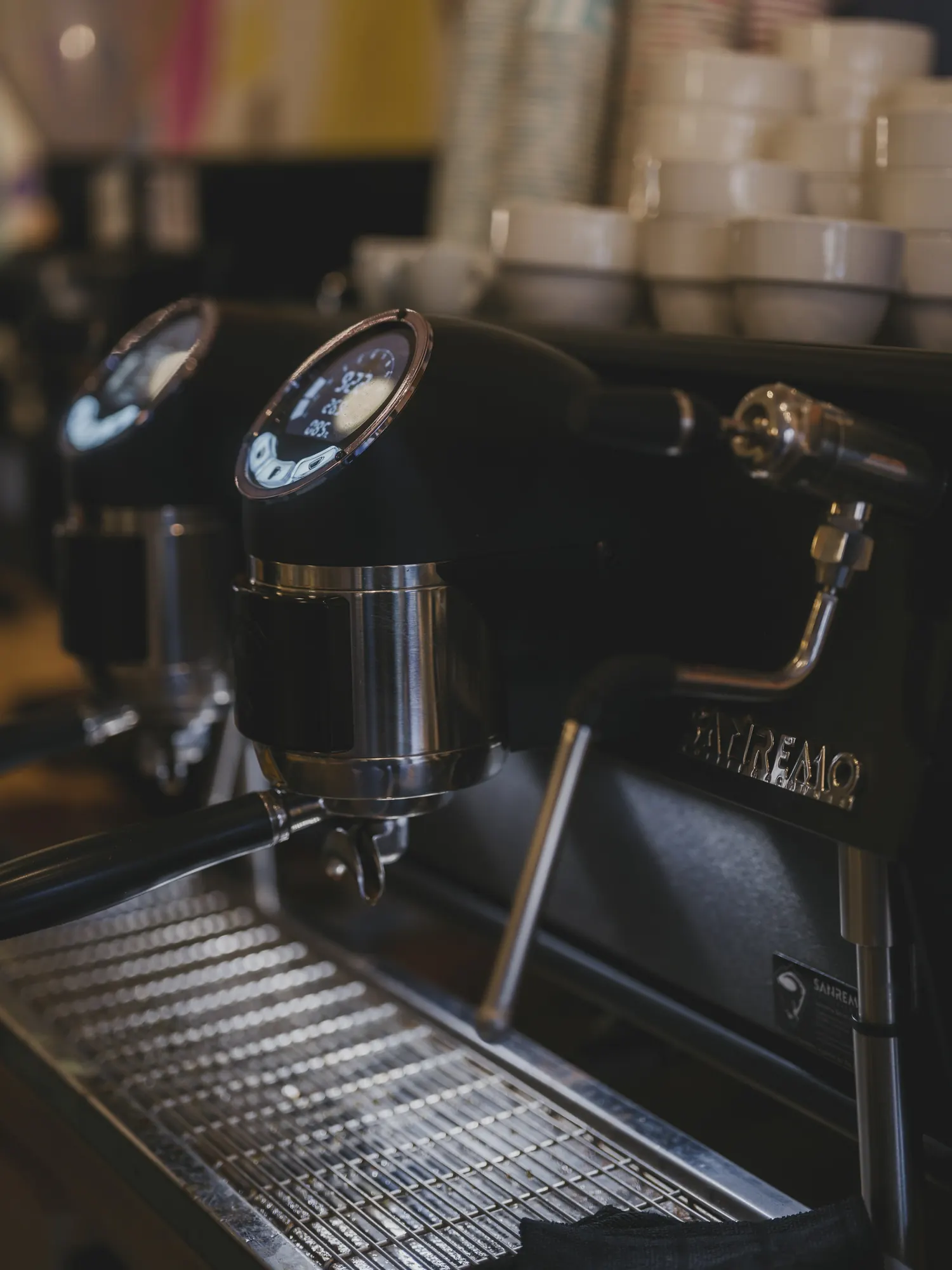 Επαγγελματική μηχανή espresso με μανόμετρα και φλιτζάνια που ζεσταίνονται από πάνω